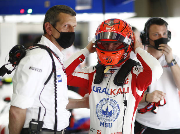 Günther Steiner und Nikita Masepin in der Haas-Box beim Grand Prix von Bahrain 2021