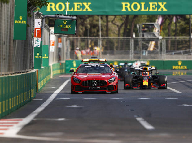 Max Verstappen hinter dem Safety-Car beim Grand Prix von Aserbaidschan 2021 Max Verstappen hinter dem Safety-Car beim Grand Prix von Aserbaidschan 2021