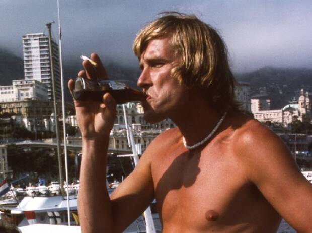 Formel-1-Weltmeister James Hunt mit Getränk und Zigarette in Monaco