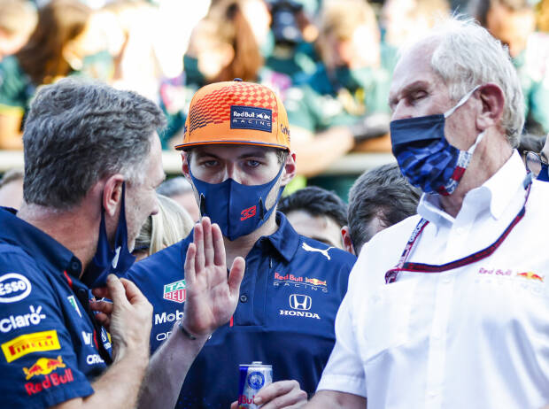 Christian Horner, Helmut Marko und Max Verstappen feiern den Sieg von Sergio Perez beim Grand Prix von Aserbaidschan in Baku 2021 im Parc ferme Christian Horner, Helmut Marko und Max Verstappen feiern den Sieg von Sergio Perez beim Grand Prix von Aserbaidschan in Baku 2021 im Parc ferme