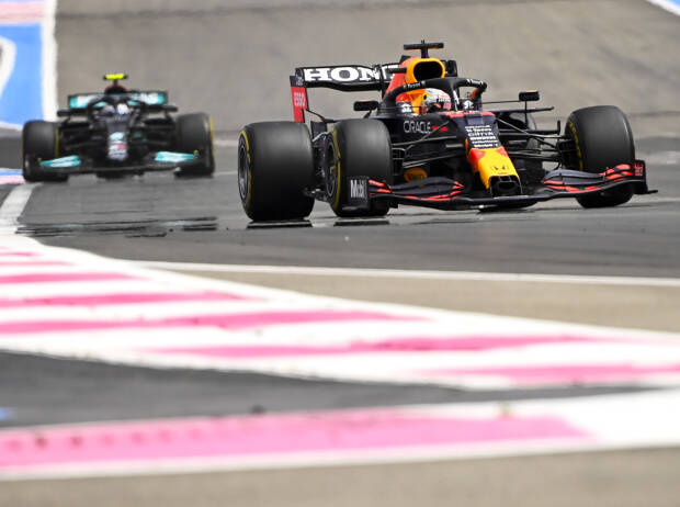 Max Verstappen vor Valtteri Bottas beim Grand Prix von Frankreich in Le Castellet (Circuit Paul Ricard) 2021