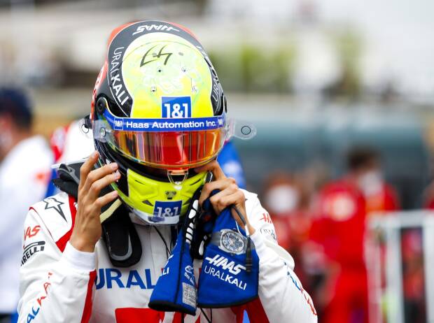 Mick Schumacher zieht sich vor dem Formel-1-Rennen in Le Castellet den Helm über Mick Schumacher zieht sich vor dem Formel-1-Rennen in Le Castellet den Helm über
