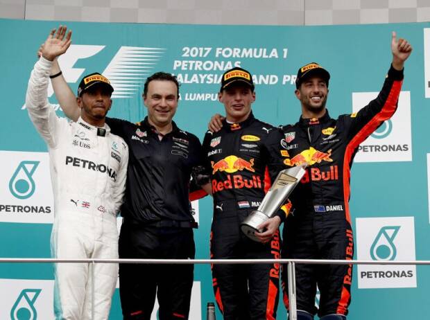 Dan Fallows (Zweiter von links) auf dem Formel-1-Podium 2017 in Malaysia mit Lewis Hamilton, Max Verstappen und Daniel Ricciardo
