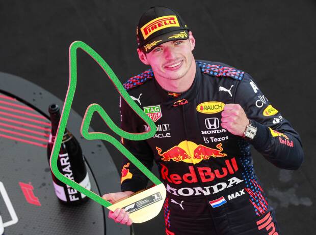 Max Verstappen mit dem Siegerpokal für Platz eins im Steiermark-Grand-Prix 2021 in Spielberg Max Verstappen mit dem Siegerpokal für Platz eins im Steiermark-Grand-Prix 2021 in Spielberg