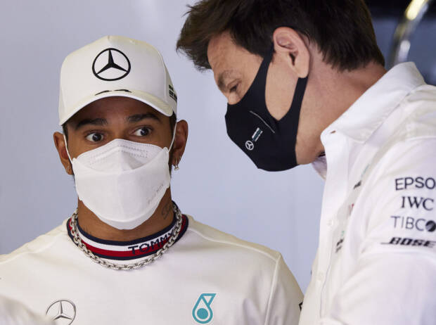 Lewis Hamilton im Gespräch mit Mercedes-Teamchef Toto Wolff Lewis Hamilton im Gespräch mit Mercedes-Teamchef Toto Wolff