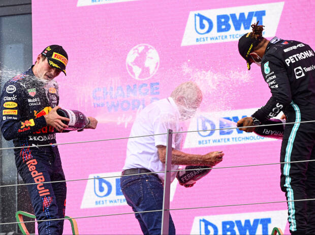 Max Verstappen (Red Bull) und Lewis Hamilton (Mercedes) bespritzen Helmut Marko (Red Bull) bei der Siegerehrung zum Grand Prix der Steiermark auf dem Red-Bull-Ring in Spielberg (Österreich) 2021 mit Schaumwein der Marke Ferrari Trento Max Verstappen (Red Bull) und Lewis Hamilton (Mercedes) bespritzen Helmut Marko (Red Bull) bei der Siegerehrung zum Grand Prix der Steiermark auf dem Red-Bull-Ring in Spielberg (Österreich) 2021 mit Schaumwein der Marke Ferrari Trento