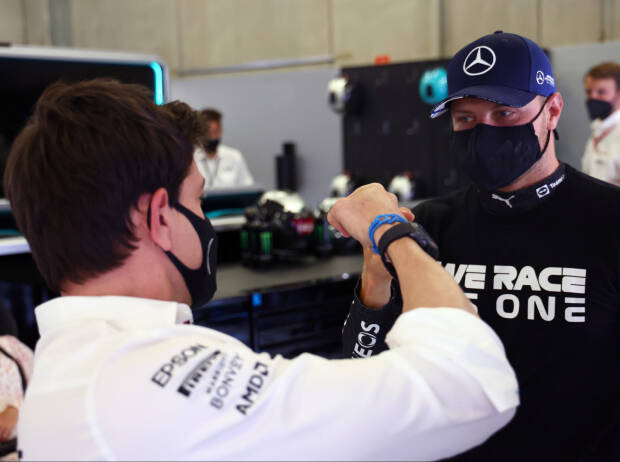 Toto Wolff (Teamchef) und Valtteri Bottas (Mercedes) klatschen nach dem Grand Prix der Steiermark am Red-Bull-Ring in Spielberg (Österreich) 2021 ab
