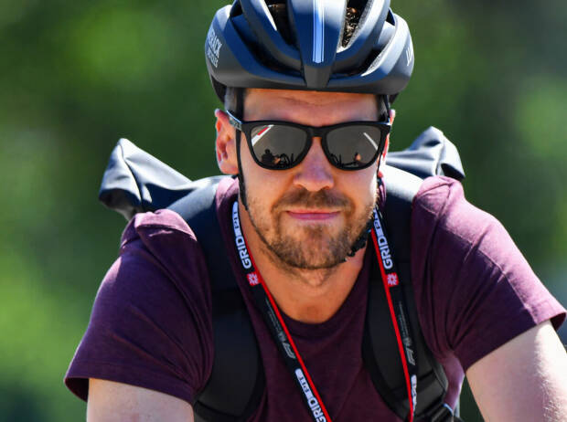 Sebastian Vettel auf dem Fahrrad beim Grand Prix der Steiermark auf dem Red-Bull-Ring in Spielberg (Österreich) 2021 Sebastian Vettel auf dem Fahrrad beim Grand Prix der Steiermark auf dem Red-Bull-Ring in Spielberg (Österreich) 2021