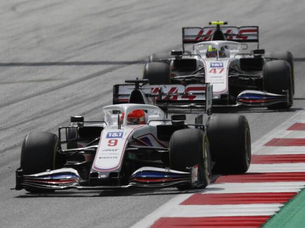 Nikita Masepin vor seinem Haas-Teamkollegen Mick Schumacher beim Steiermark-Grand-Prix der Formel 1 2021 auf dem Red-Bull-Ring in Spielberg (Österreich)