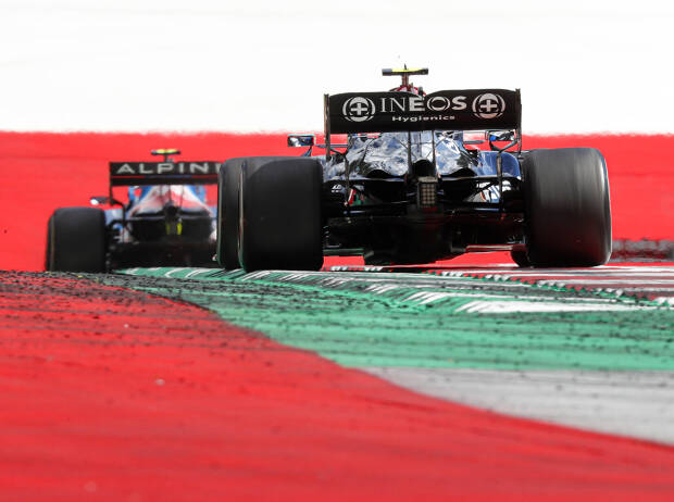 Valtteri Bottas (Mercedes) hinter einem Alpine im Steiermark-Grand-Prix 2021 auf dem Red-Bull-Ring in Spielberg Valtteri Bottas (Mercedes) hinter einem Alpine im Steiermark-Grand-Prix 2021 auf dem Red-Bull-Ring in Spielberg