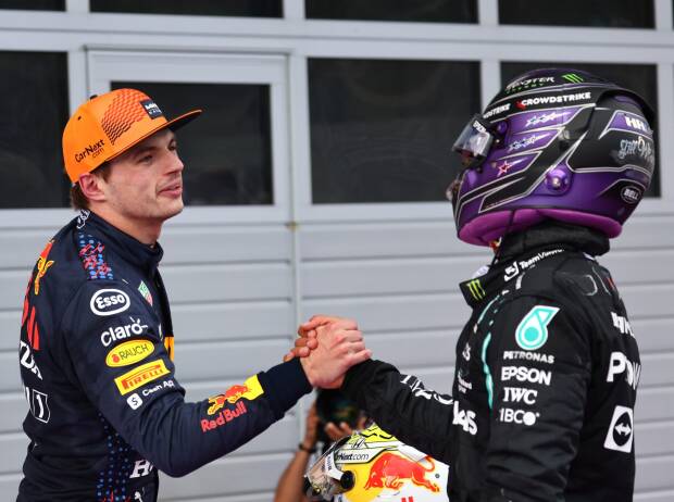 Lewis Hamilton (Mercedes) und Max Verstappen (Red Bull) nach dem Steiermark-Grand-Prix der Formel 1 2021 am Red-Bull-Ring in Spielberg (Österreich)