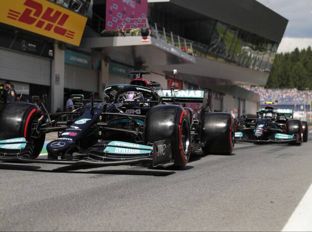 Lewis Hamilton und Valtteri Bottas im Mercedes W12 beim Österreich-Grand-Prix der Formel 1 2021 in Spielberg Lewis Hamilton und Valtteri Bottas im Mercedes W12 beim Österreich-Grand-Prix der Formel 1 2021 in Spielberg