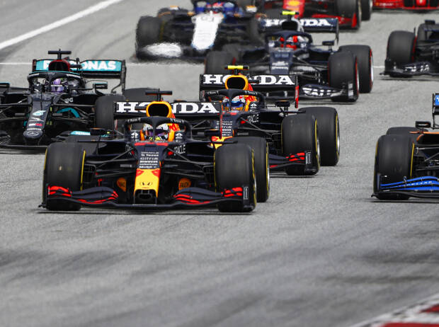 Max Verstappen (Red Bull) gewinnt den Start beim Grand Prix von Österreich auf dem Red-Bull-Ring in Spielberg 2021 Max Verstappen (Red Bull) gewinnt den Start beim Grand Prix von Österreich auf dem Red-Bull-Ring in Spielberg 2021