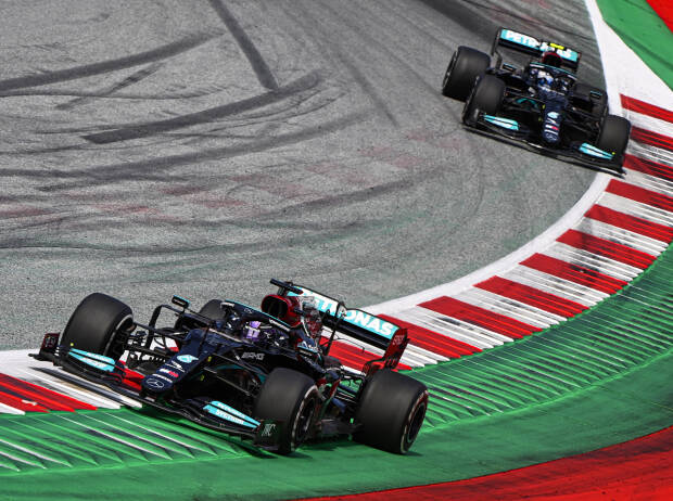 Lewis Hamilton vor Valtteri Bottas (beide Mercedes) beim Großen Preis von Österreich in Spielberg