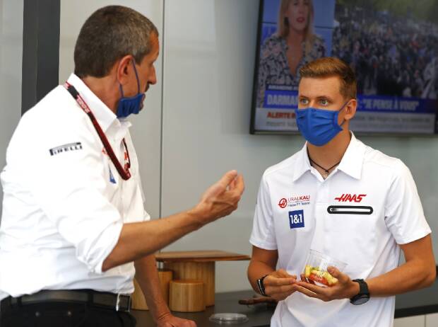 Teamchef Günther Steiner (l.) und Formel-1-Pilot Mick Schumacher (beide Haas) im Gespräch