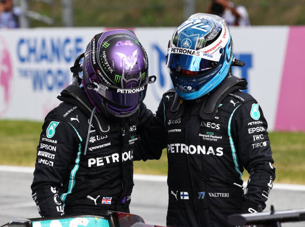 Lewis Hamilton und Valtteri Bottas (Mercedes) vor der Siegerehrung nach dem Grand Prix der Steiermark auf dem Red-Bull-Ring in Spielberg (Österreich) 2021