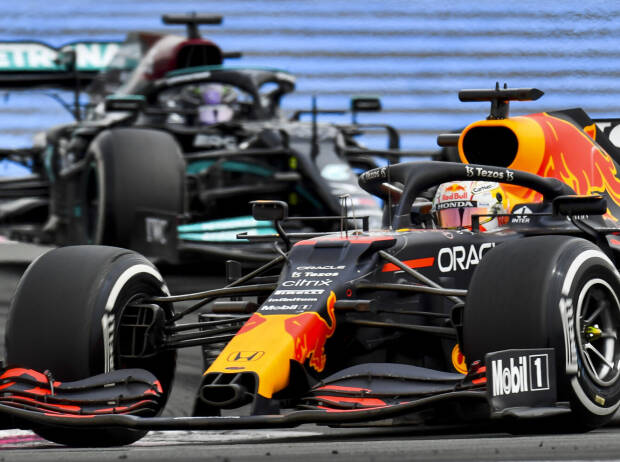 Max Verstappen (Red Bull) und Lewis Hamilton (Mercedes) nach dem Überholmanöver beim Grand Prix von Frankreich auf dem Circuit Paul Ricard in Le Castellet 2021 Max Verstappen (Red Bull) und Lewis Hamilton (Mercedes) nach dem Überholmanöver beim Grand Prix von Frankreich auf dem Circuit Paul Ricard in Le Castellet 2021
