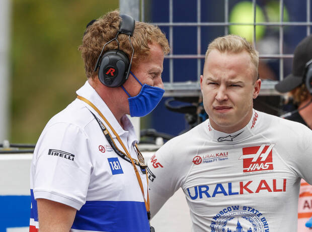 Nikita Masepin und sein Haas-Renningenieur Dominic Haines vor dem Großen Preis von Österreich in Spielberg Nikita Masepin und sein Haas-Renningenieur Dominic Haines vor dem Großen Preis von Österreich in Spielberg