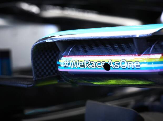 Logo der Formel-1-Initiative "We Race As One" auf Lewis Hamiltons Mercedes Logo der Formel-1-Initiative "We Race As One" auf Lewis Hamiltons Mercedes