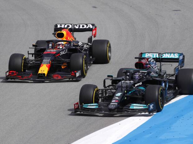Lewis Hamilton (Mercedes) und Max Verstappen (Verstappen) auf der Strecke in Barcelona