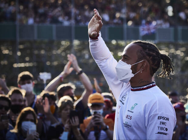 Lewis Hamilton (Mercedes) winkt den Fans vor dem Großen Preis von Großbritannien in Silverstone
