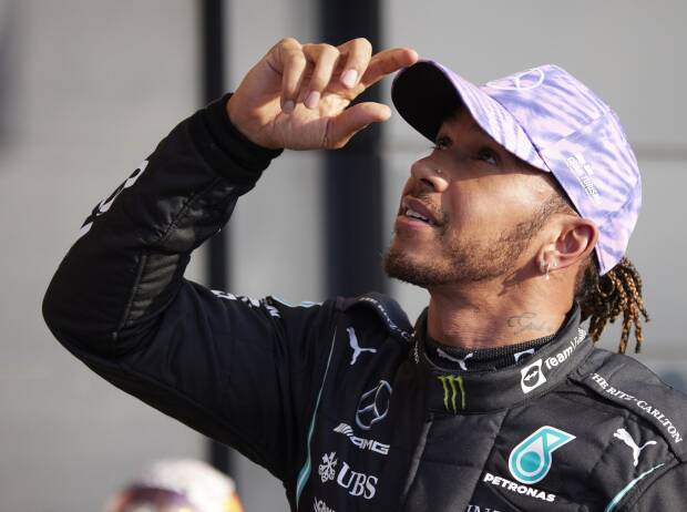 Lewis Hamilton vom Team Mercedes nach dem Qualifying zum Grand Prix von Großbritannien der Formel 1 2021 in Silverstone in England Lewis Hamilton vom Team Mercedes nach dem Qualifying zum Grand Prix von Großbritannien der Formel 1 2021 in Silverstone in England