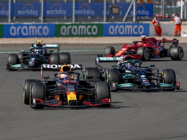 Max Verstappen im Red Bull RB16B, Lewis Hamilton im Mercedes W12 beim Sprintqualifying der Formel 1 2021 zum Grand Prix von Großbritannien in Silverstone