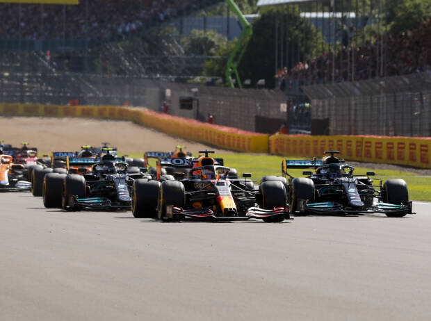 Max Verstappen (RB16B) Lewis Hamilton (Mercedes W12) und Valtteri Bottas (Mercedes W12) beim Start zum Formel-1-Sprint in Silverstone (Großbritannien) Max Verstappen (RB16B) Lewis Hamilton (Mercedes W12) und Valtteri Bottas (Mercedes W12) beim Start zum Formel-1-Sprint in Silverstone (Großbritannien)