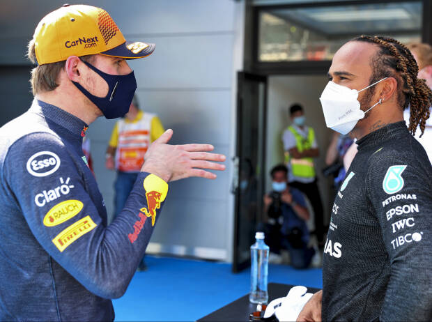 Max Verstappen (Red Bull) und Lewis Hamilton (Mercedes) reden nach dem Qualifying zum Großen Preis von Spanien in Barcelona