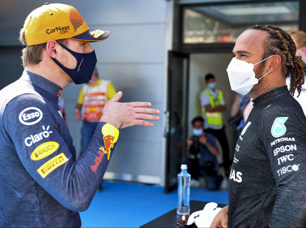 Max Verstappen (Red Bull) und Lewis Hamilton (Mercedes) reden nach dem Qualifying zum Großen Preis von Spanien in Barcelona Max Verstappen (Red Bull) und Lewis Hamilton (Mercedes) reden nach dem Qualifying zum Großen Preis von Spanien in Barcelona