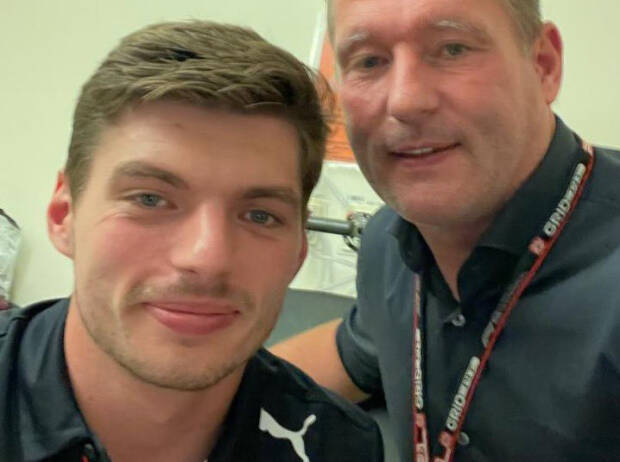 Max Verstappen postet nach der Kollision mit Lewis Hamilton in Silverstone 2021 ein Twitter-Foto mit Vater Jos aus dem Krankenhaus in Coventry Max Verstappen postet nach der Kollision mit Lewis Hamilton in Silverstone 2021 ein Twitter-Foto mit Vater Jos aus dem Krankenhaus in Coventry