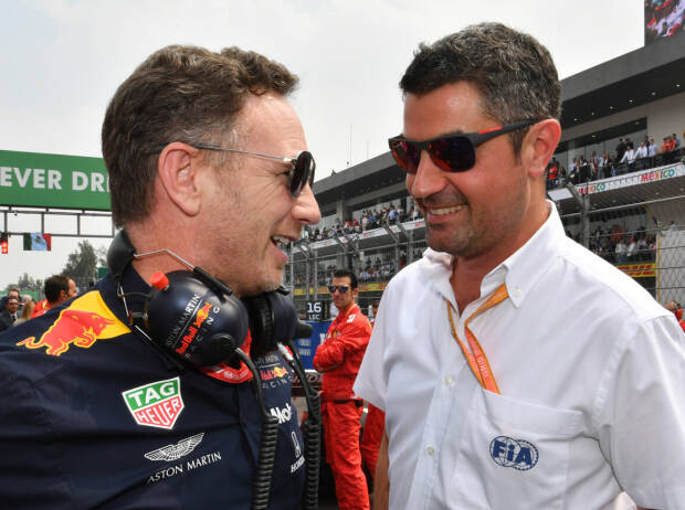 Red-Bull-Teamchef Christian Horner im Gespräch mit FIA-Rennleiter Michael Masi Red-Bull-Teamchef Christian Horner im Gespräch mit FIA-Rennleiter Michael Masi