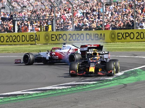 Kimi Räikkönen (Alfa Romeo) und Sergio Perez (Red Bull) beim Großen preis von Großbritannien der Formel 1 in Silverstone