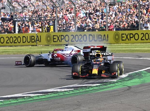 Kimi Räikkönen (Alfa Romeo) und Sergio Perez (Red Bull) beim Großen preis von Großbritannien der Formel 1 in Silverstone Kimi Räikkönen (Alfa Romeo) und Sergio Perez (Red Bull) beim Großen preis von Großbritannien der Formel 1 in Silverstone