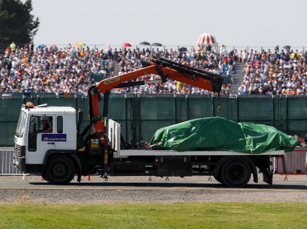 Der Red Bull von Max Verstappen auf dem Abschleppwagen nach dem Unfall beim Großen Preis von Großbritannien der Formel 1 in Silverstone