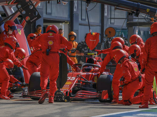 Carlos Sainz (Ferrari) beim verpatzten Boxenstopps während des Formel-1-Rennens in Silverstone 2021