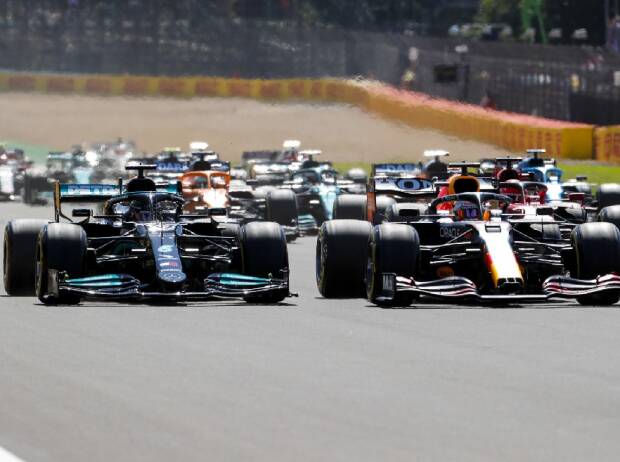 Lewis Hamilton (Mercedes) und Max Verstappen (Red Bull) beim Großen preis von Großbritannien der Formel 1 in Silverstone Lewis Hamilton (Mercedes) und Max Verstappen (Red Bull) beim Großen preis von Großbritannien der Formel 1 in Silverstone