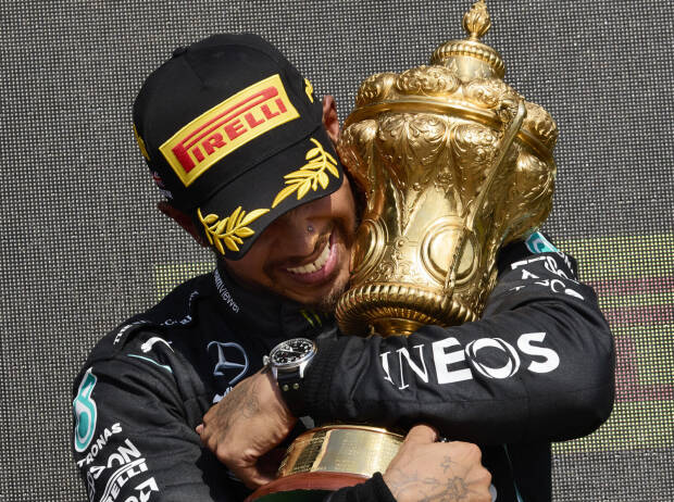 Lewis Hamilton mit dem goldenen Siegerpokal nach dem Grand Prix von Großbritannien in Silverstone 2021 Lewis Hamilton mit dem goldenen Siegerpokal nach dem Grand Prix von Großbritannien in Silverstone 2021