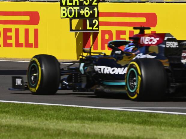 Lewis Hamilton im Mercedes W12 beim Grand Prix von Großbritannien der Formel 1 2021 in Silverstone in England auf der Zielgeraden Lewis Hamilton im Mercedes W12 beim Grand Prix von Großbritannien der Formel 1 2021 in Silverstone in England auf der Zielgeraden