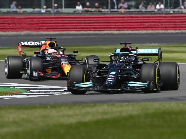 Max Verstappen (Red Bull) und Lewis Hamilton (Mercedes) duellieren sich in Silverstone Max Verstappen (Red Bull) und Lewis Hamilton (Mercedes) duellieren sich in Silverstone