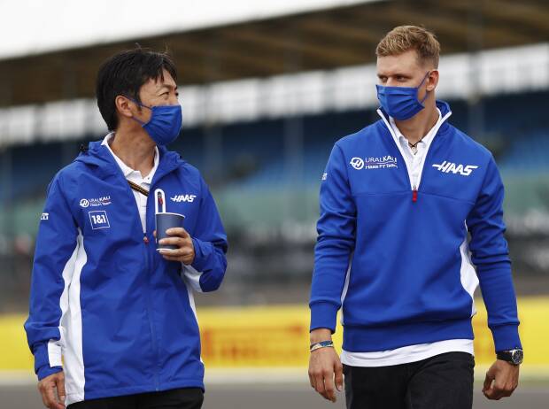Mick Schumacher mit Haas-Renningenieur Ayao Komatsu Mick Schumacher mit Haas-Renningenieur Ayao Komatsu
