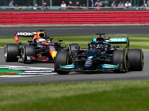 Lewis Hamilton im Mercedes W12 vor Max Verstappen im Red Bull RB16B beim Grand Prix von Großbritannien der Formel 1 2021 in Silverstone in England Lewis Hamilton im Mercedes W12 vor Max Verstappen im Red Bull RB16B beim Grand Prix von Großbritannien der Formel 1 2021 in Silverstone in England