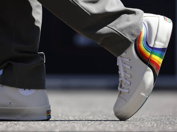 Mit diesen Regenbogenschuhen setzt Sebastian Vettel (Aston Martin) in Ungarn ein Zeichzen gegen das geplante LBGTIQ-Gesetz von Viktor Orban Mit diesen Regenbogenschuhen setzt Sebastian Vettel (Aston Martin) in Ungarn ein Zeichzen gegen das geplante LBGTIQ-Gesetz von Viktor Orban