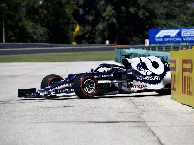 Yuki Tsunoda (AlphaTauri) steht nach einem Unfall am Streckenrand des Hungarorings in Ungarn Yuki Tsunoda (AlphaTauri) steht nach einem Unfall am Streckenrand des Hungarorings in Ungarn