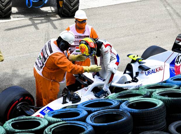 Mick Schumacher (Haas) steigt auf dem Hungaroring aus seinem verunfallten Auto Mick Schumacher (Haas) steigt auf dem Hungaroring aus seinem verunfallten Auto