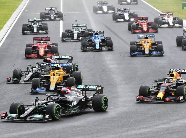 Start zum GP Ungarn 2021 auf dem Hungaroring: Lewis Hamilton führt, Valtteri Bottas rutscht in Lando Norris