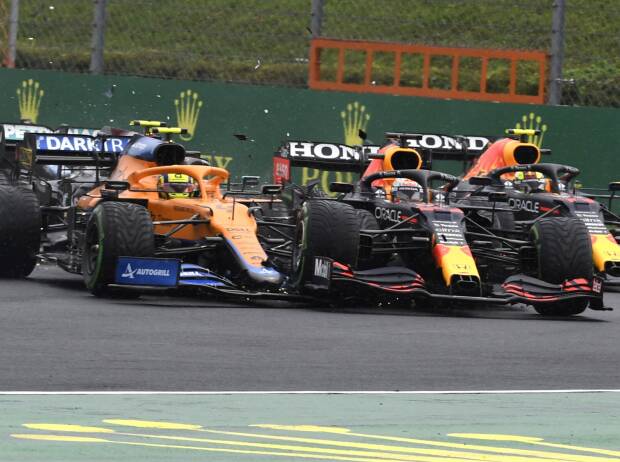 Unfall nach dem Start: Lando Norris im McLaren MCL35M trifft Max Verstappen im Red Bull RB16, nachdem Valtteri Bottas im Mercedes W12 im Grand Prix von Ungarn der Formel 1 2021 eine Kettenreaktion ausgelöst hat