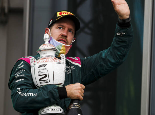 Sebastian Vettel (Aston Martin) bei der Siegerehrung nach dem Grand Prix von Ungarn 2021 auf dem Podium des Hungaroring bei Budapest Sebastian Vettel (Aston Martin) bei der Siegerehrung nach dem Grand Prix von Ungarn 2021 auf dem Podium des Hungaroring bei Budapest