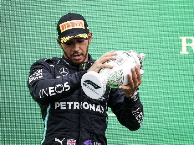 Lewis Hamilton (Mercedes): Bei der Siegerehrung nach dem Grand Prix von Ungarn 2021 waren mögliche Spätfolgen (Long COVID) seiner Coronaviruserkrankung im Jahr 2020 unübersehbar Lewis Hamilton (Mercedes): Bei der Siegerehrung nach dem Grand Prix von Ungarn 2021 waren mögliche Spätfolgen (Long COVID) seiner Coronaviruserkrankung im Jahr 2020 unübersehbar