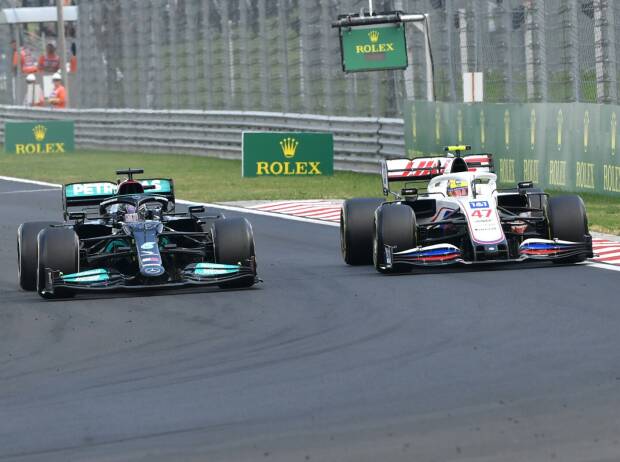 Lewis Hamilton im Mercedes überholt Mick Schumacher im Haas beim Grand Prix von Ungarn der Formel 1 2021 in Budapest im direkten Zweikampf